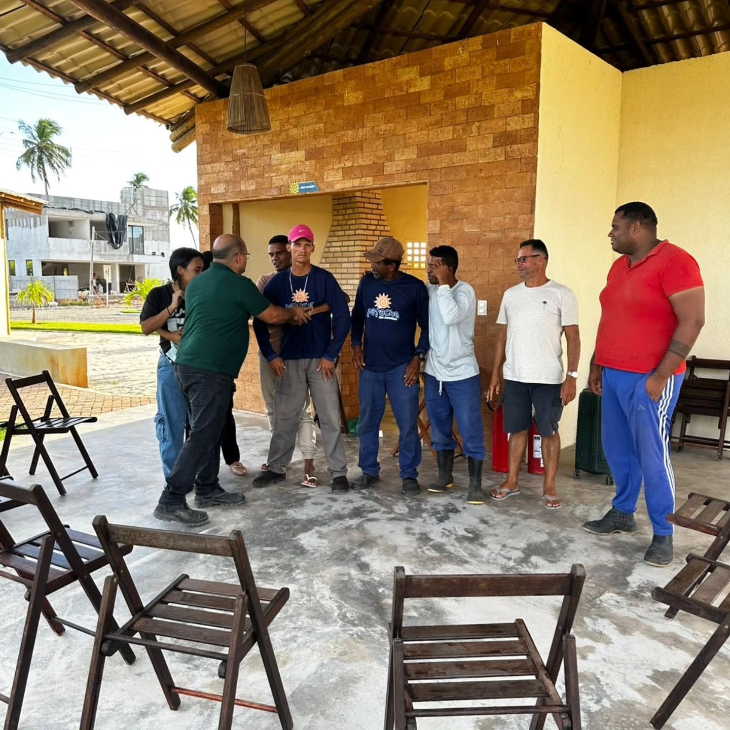 Orientação em grupo sobre uso de extintor