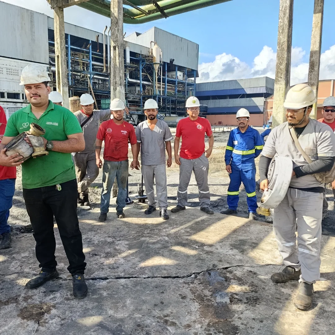 Equipe durante treinamento de segurança em indústria